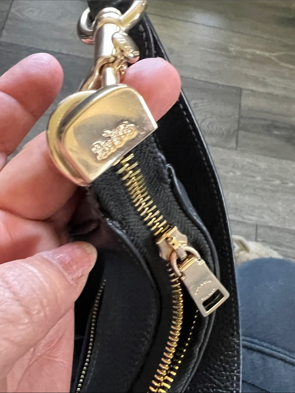 Coach Black Pebbled Leather Shoulder Bag with Gold Hardware - Picture 4 of 10